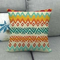 Abstracte geometrische linnen kussensloop met kleurrijke boho patronen op een bank - 45x45 cm / Bohemian Geometrisch Patroon (1)