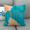 Detail van linnen textuur en Beach-opdruk op de blauwe en oranje geometrische kussensloop - 45x45 cm / Strandvakantie Kunstbelettering (3)