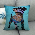 Dettaglio della federa in lino boho con silhouette colorata di cane su un divano grigio - Motivo Silhouette Bull Terrier Artistico / 45*45cm (Senza Anima)