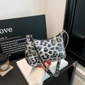 Borsa a spalla leopardata alla moda con catena in metallo nero e finitura lucida - Grigio