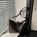 Borsa tote retrò in pelle marrone cioccolato con dettaglio di perline per il pendolare - Caffè con ciondolo