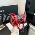 Borsa sottobraccio alla moda con stampa leopardata rossa e nera e catena acrilica - Rosso