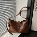 Grande borsa tote vintage in ecopelle marrone con fibbia argentata e ciondolo di perline donna - Marrone (Con Ciondolo)