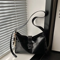 Borsa tote minimalista in pelle opaca nera con fibbia metallica e perline vintage - Nero (Con Ciondolo)