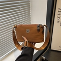 Umhängetasche aus Nylon in Karamellbraun mit süßem Bären-Patch und breitem Schultergurt - Braun