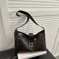 Borsa a tracolla vintage in ecopelle marrone scuro con fibbia argentata minimalista - Nero