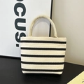 Sac cabas moderne en toile rayée noir et blanc avec poignées crème sur table noire - Blanc