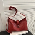 Borsa a tracolla rettangolare rossa lucida con fibbia argento su sfondo libri bianchi - Rosso