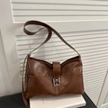 Borsa a spalla vintage marrone scuro in ecopelle con fibbia e tracolla larga - Marrone