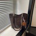 Large vintage dark brown tote bag with teddy bear pendant and matte leather texture - Coffee (With Pendant)
