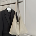 Sac hobo beige minimaliste en faux daim suspendu sur un cintre, style décontracté - Style de base / Beige