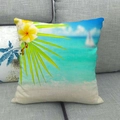 Dettaglio di federa in lino con foglie di palma tropicale e frangipane sul divano - 45x45 cm / Paesaggio con Frangipani Gialli (2)