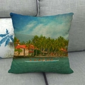 Detalle de funda de cojín de lino con paisaje tropical vintage sobre un sofá de tela - Paisaje Tropical Vintage (7) / 45x45cm