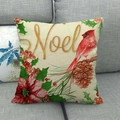 Gros plan d'une taie d'oreiller en lin avec cardinal rouge, poinsettia et texte Noel - Oiseau Cardinal et Texte Noel / 45x45 cm