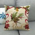 Détail de la housse de coussin en lin avec lettrage Peace, pommes de pin et houx - Couronne de Noël et Texte Peace / 45x45 cm