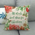 Détail de la taie de coussin de Noël en lin avec texte festif sur canapé gris - Rouge-gorge et Texte All Roads Lead Home / 45x45 cm