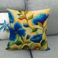 Federa quadrata in lino con acquerello floreale blu su un divano grigio - 45*45cm / Motivo Floreale Blu Scuro (3)