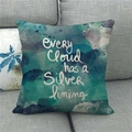 Linnen kussensloop met blauw aquarelontwerp en motiverende Engelse tekst - Every Cloud Aquarel Abstracte Stijl