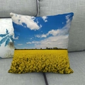 Detailierte Textur des Leinen-Kissenbezugs mit goldenem Sonnenblumenfeld unter blauem Himmel - 45x45cm / Rapshof Landschaft (3)
