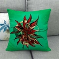 Detail van groene linnen kussensloop met modern abstract bloemmotief op bank - Abstracte Bloemstijl (2)