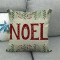 Detail van de linnen kerstkussenhoes met NOEL-tekst en dennennaald print op de stof - NOEL Letterstijl (3)