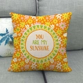 Sonnenblumen-Kissenbezug aus Leinen mit You Are My Sunshine Text auf grauem Sofa - Oranger Sunshine Gänseblümchen Stil