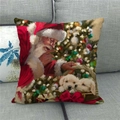 Nahaufnahme Kissenbezug aus Leinen mit Weihnachtsmann und Welpen auf grauem Sofa - Weihnachtsmann Mit Golden Retrievern (1) / 45x45 cm