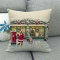 Detail eines Leinen-Kissenbezugs mit Retro-Weihnachtsmann-Motiv und englischem Postfach - 45x45cm / Vintage Briefkasten und Fenster