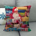 Dettaglio della fodera per cuscino natalizio in lino con Babbo Natale e regali colorati - Babbo Natale con Pecora / 45x45cm
