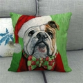 Funda de cojín de bulldog navideño con gorro rojo y pajarita verde sobre fondo verde - 45x45 cm / Estilo Bulldog Inglés Fondo Verde (3)