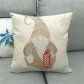 Primer plano de funda de cojín de lino con gnomo navideño nórdico sobre sofá gris - 45x45 cm / Estilo Gnomo de Navidad Nórdico (4)