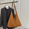 Sac fourre-tout en daim marron minimaliste en forme de croissant avec bandoulière - Style de base / Marron