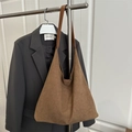Sac hobo minimaliste en daim marron avec grand volume idéal pour le style urbain - Style de base / Marron