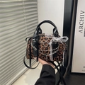 Borsa a mano vintage leopardata con catene metalliche e fiocchi di pizzo per donna - Maculato nero