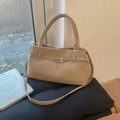 Borsa tote beige opaca minimalista con fibbia e tracolla lunga in stile retrò vintage - Cachi