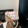 Borsa a tracolla chic con stampa orso e cuore e catena dorata in stile street casual - Stile Orso Cuore / Cachi