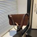 Borsa sottobraccio retrò in pelle scamosciata marrone con patta magnetica da donna - Marrone