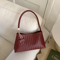 Bolso de hombro trenzado rojo oscuro con colgante de corazón y diseño moderno - Burdeos