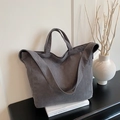 Bolso tote de pana gris oscuro de estilo japonés con correa ajustable sobre mesa blanca - Gris