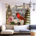 Dettaglio arazzo vintage con cardinale rosso e monumenti famosi esposto in un soggiorno moderno - Punto di Riferimento Cardinale Nostalgico di Londra (4) / 200x150 (Peluche Corto)