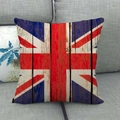 Housse de coussin Union Jack en lin avec texture bois vintage sur canapé gris - Style Rétro Grain de Bois(1) / 45x45 cm