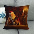 Dettaglio del copricuscino natalizio in lino con Babbo Natale che crea giocattoli - Scena di Babbo Natale che Costruisce un Trenino (3)