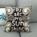 Sonnenblumen Kissenhülle aus Leinen mit YOU ARE MY SUNSHINE Motiv auf Sofa - S&W Doodle Schriftzug Stil