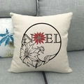 Gros plan de taie d'oreiller en lin avec motif floral Noel sur canapé gris - Style Floral Lignes Noires avec Fleur Rouge Centrale NOEL (13) / 45x45cm