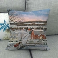 Dettaglio del copricuscino in lino con paesaggio innevato e fienile su un divano - 45x45cm / Ponte del fienile rosso (15)