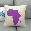 Detailopname van de paarse Afrika kaart op de linnen kussensloop op een grijze bank - Paarse Omtrek Minimalistische Afrika Kaart Stijl (6) / 45*45cm (Alleen Hoes)
