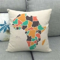 Detail van de linnen kussensloop met Afrika-kaart op een grijze stoffen bank - Kleurrijke Patchwork Kunst Kaart Stijl (11) / 45*45cm (Alleen Hoes)