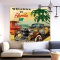 Arazzo vintage Florida con auto d'epoca gialla e palme su una parete chiara - 150x100(Pelle di Pesca) / Florida