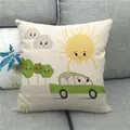 Primer plano de funda de cojín de lino con sol y coche de dibujos sobre sofá gris - 45x45 cm / Sol y Coche de Dibujos Animados