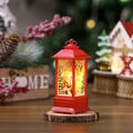 Dettaglio lanterna natalizia rossa con Babbo Natale e luce LED calda su base legno - Babbo Natale Rosso